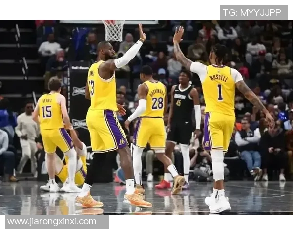 湖人主场大胜骑士，詹姆斯再度上演欧文对决